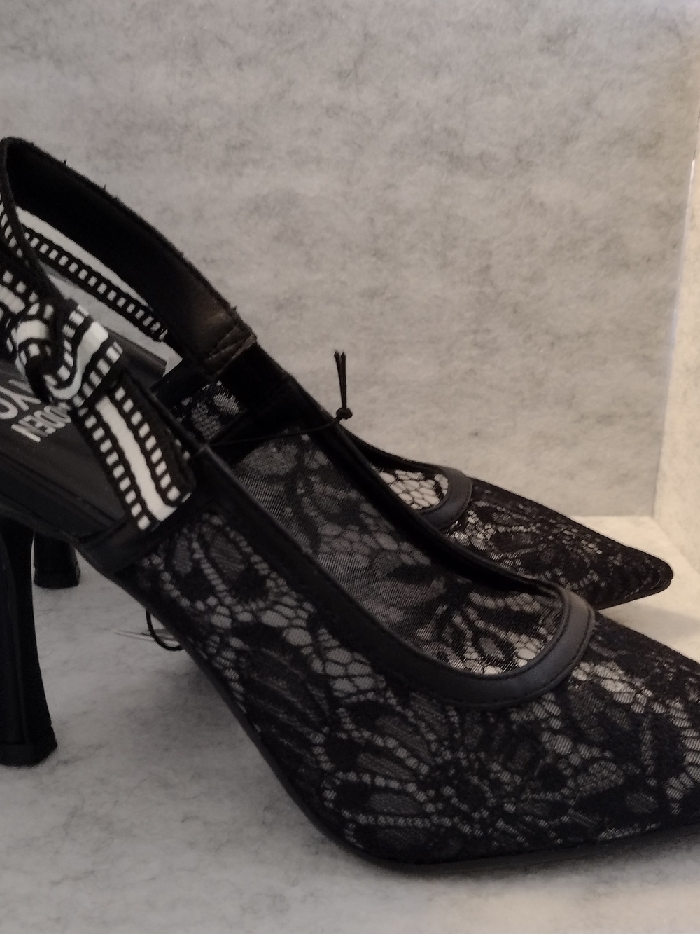 MADDEN NYC SIZE 10 Women's Black Lace Pointed Toe Heels